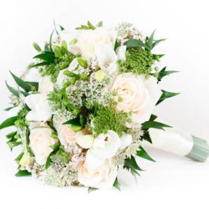 Bouquet de rosas tonos champán y blanco