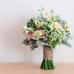 Bouquet invernal en tonos grises y maquillaje