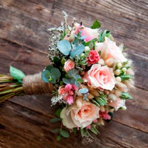 .Bouquet rustico con rosas, hipericum, eucalipto