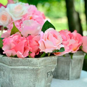 cubetas de laton o madera con rosas alegres