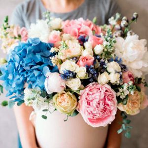 Composicion especial,espectacular trabajo, servido en recipiente nte o caja de madera, con variedad de flores